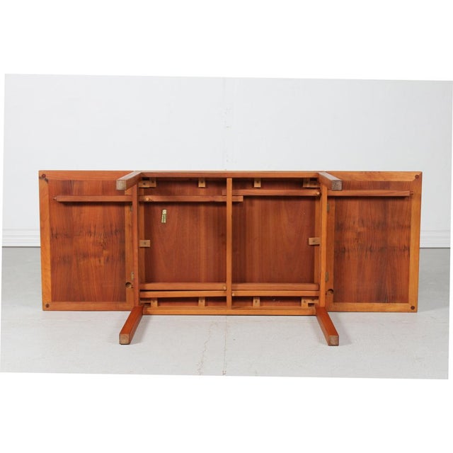 Extendable Coffee Table 5360 in American Walnut with 2 Drop-Down Leaves by Fredericia Stolefabrik for Børge Mogensen, Denmark, 1970s For Sale - Image 6 of 9