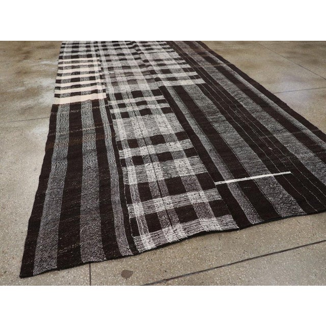Galerie Shabab Collection Mid-20th Century Handmade Turkish Flatweave Kilim Long Room Size Carpet For Sale In New York - Image 6 of 8