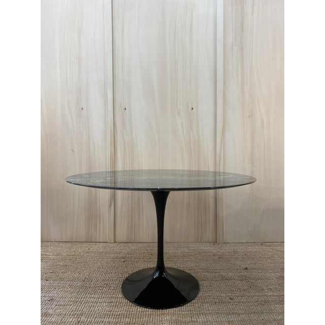 Round Tulip Table with Green Alpine Marble Top by Eero Saarinen for Knoll Inc. / Knoll International, 1980s For Sale - Image 6 of 12