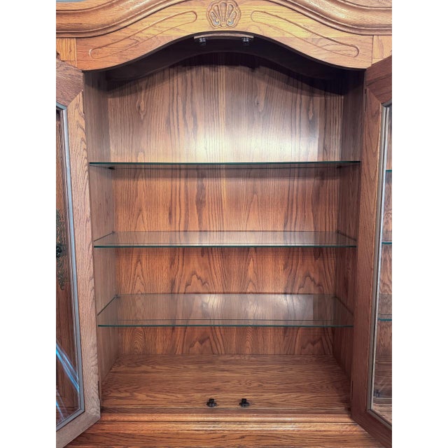 1980s Vintage 1987 Hickory Manufacturing Co. Display Cabinet For Sale - Image 5 of 10