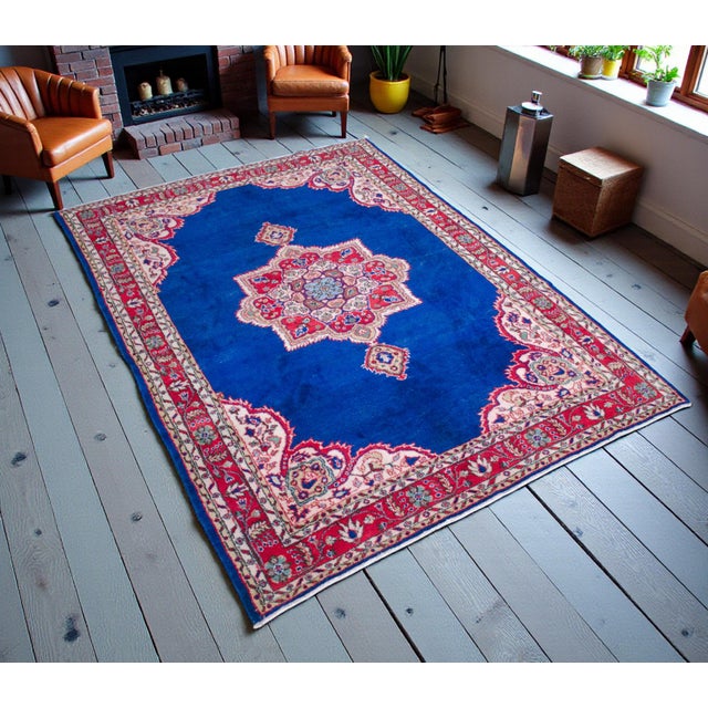 This masterfully hand-knotted Oushak rug, originating from the esteemed weaving centers of Isparta in Central Anatolia,...