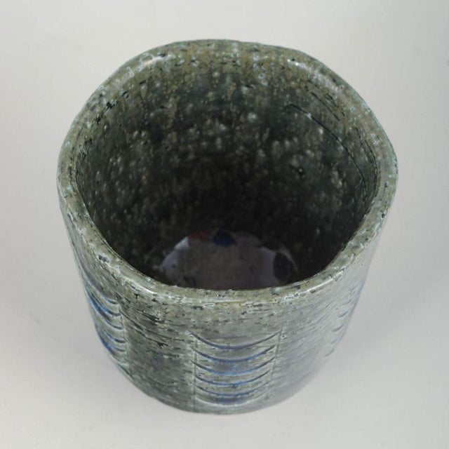 Annelise and Per Linnemann-Schmidt for Palshus – Vase, 1970s. Small cylindrical stoneware vase with incised arc motifs in...
