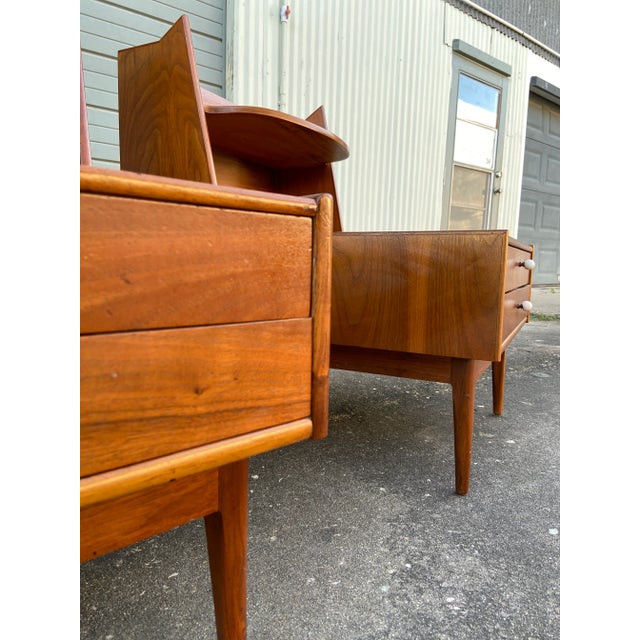 Wood Mid Century Modern Pair of Two-Tier Nightstands With Double Drawers | Kipp Stewart for Drexel For Sale - Image 7 of 12