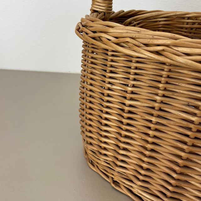 Large Mid-Century Bauhaus Rattan Magazine Holder, 1970s For Sale - Image 9 of 18