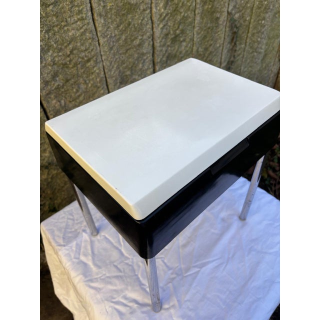 Mod Elba Kidney-Shaped Side Table with Foldable Plastic Top and Chromed Metal Legs For Sale - Image 3 of 16
