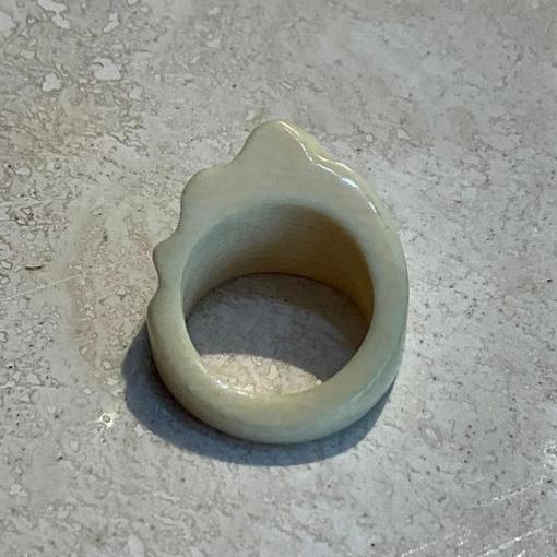 Mid 20th Century Vintage Boho Cream Resin Ring, Size 7 For Sale - Image 5 of 5