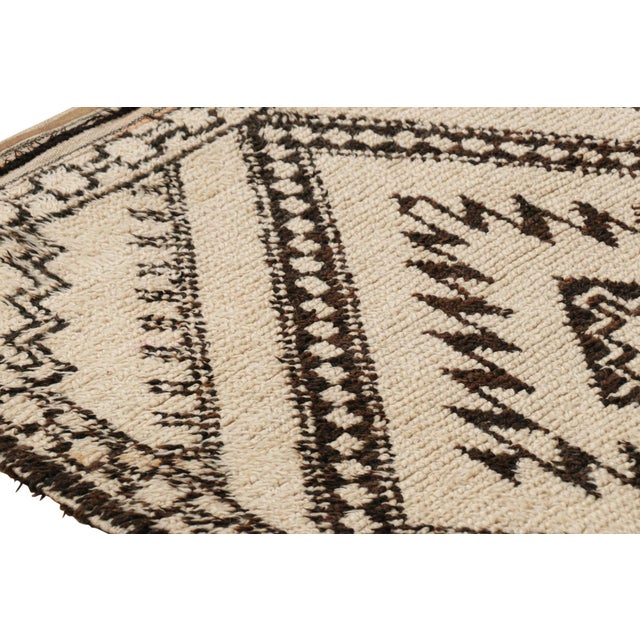 Traditional Vintage Moroccan Runner Rug in Beige, With Diamond Medallions, From Rug & Kilim For Sale - Image 3 of 7