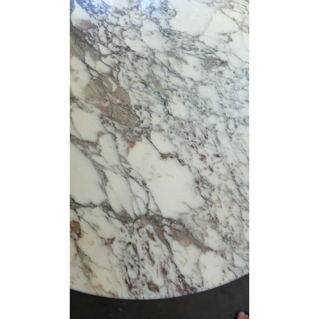1980s Tulip Dining Table with Champagne Coloured Arabescato Marble in Mint by Eero Saarinen for Knoll International, 1970s For Sale - Image 5 of 10