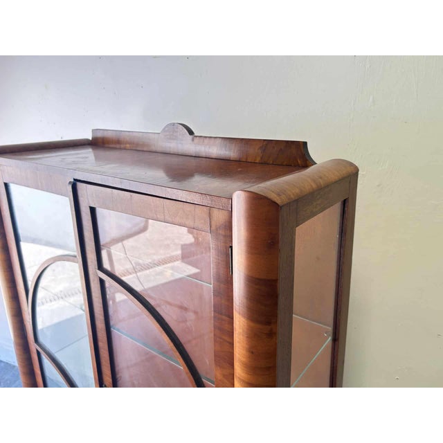 1930s Art Deco Figured Walnut Display Cabinet with Cabriole Legs, 1930s For Sale - Image 5 of 10