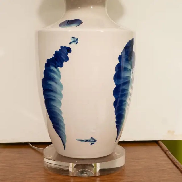 Hollywood Regency Pair of Blue and White Ceramic Lamps For Sale - Image 3 of 8