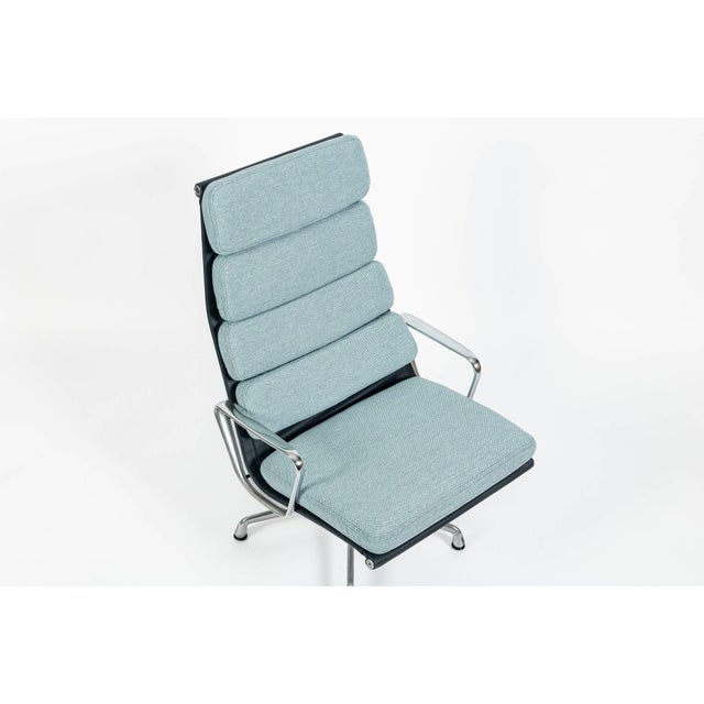 Pair of Eames Soft Pad Recliners for Herman Miller, Blue Gray Aluminum Group Lounge Chairs For Sale - Image 10 of 17