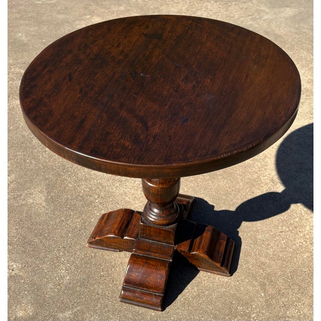 Nice, solid wood vintage side or drink table with a pedestal base