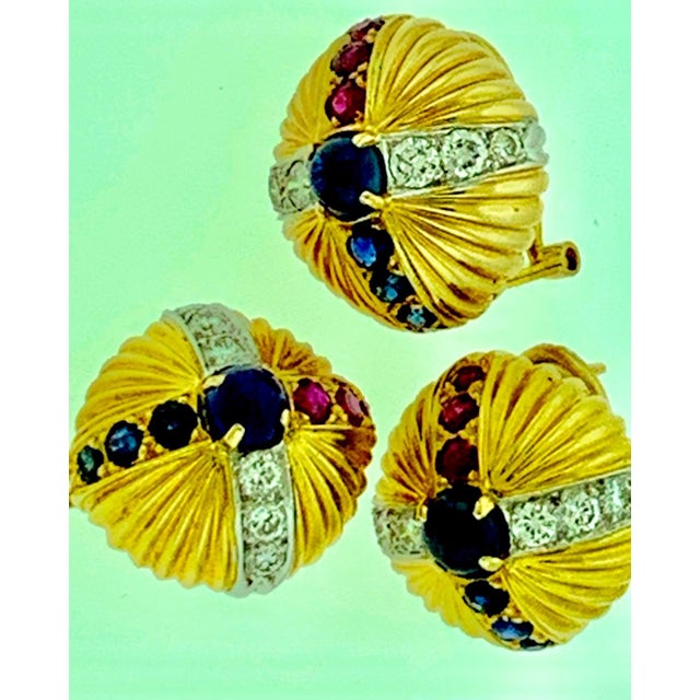 2020s 18 Karat Yellow Gold Ruby Sapphire and Diamond Earring and Stick Pin Set Estate For Sale - Image 5 of 8