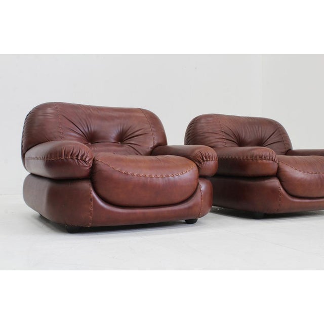 Set Vintage Italian Burgundy Lounge Chairs by Sapporo for Mobil Girgi, 1970s, Set of 2 For Sale - Image 10 of 11