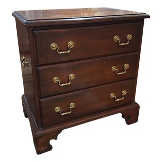 1950s Madison Square Chippendale-Style Mahogany 3-Drawer Bedside Chest For Sale
