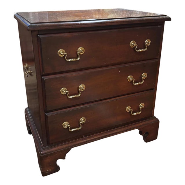 1950s Madison Square Chippendale-Style Mahogany 3-Drawer Bedside Chest For Sale