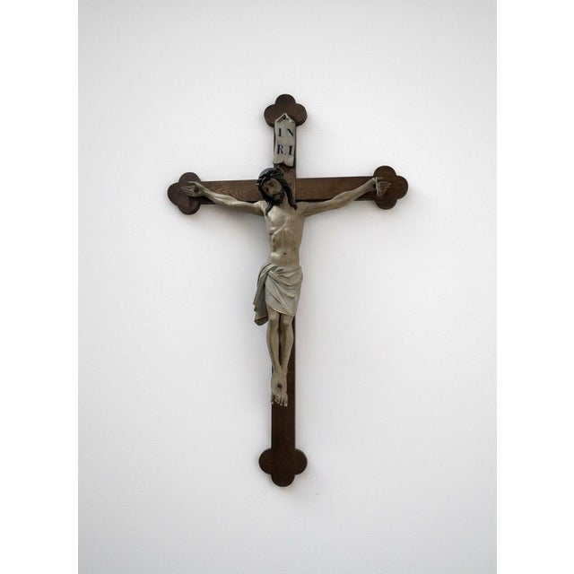 Wall crucifix with an oak cross. The ends of the arms are shaped like a cloverleaf, and the upper part features the...