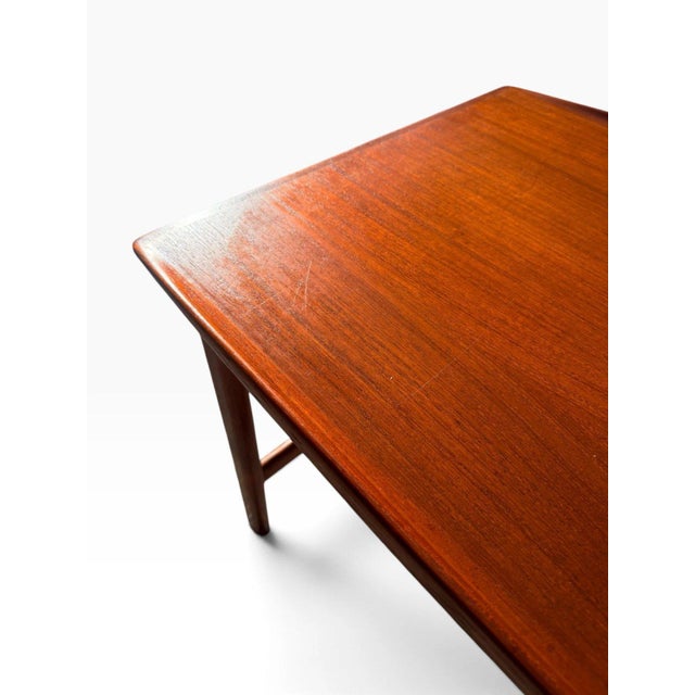 Pair of Folke Ohlsson for Dux Teak Surfboard End Tables | Swedish Mid-Century Modern | Upturned Edges | C. 1960s For Sale - Image 16 of 18
