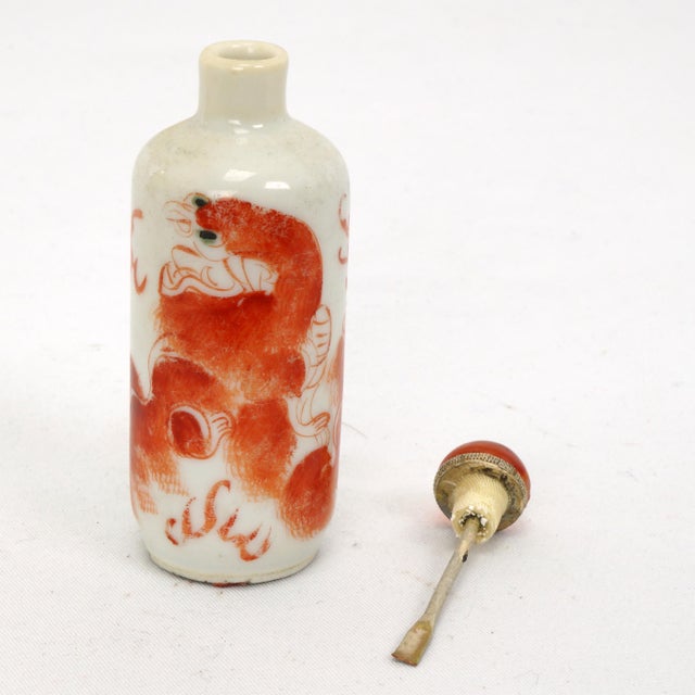 Chinese Antique Chinese Porcelain Snuff Bottle With Foo Dog and Agate Lid For Sale - Image 3 of 10