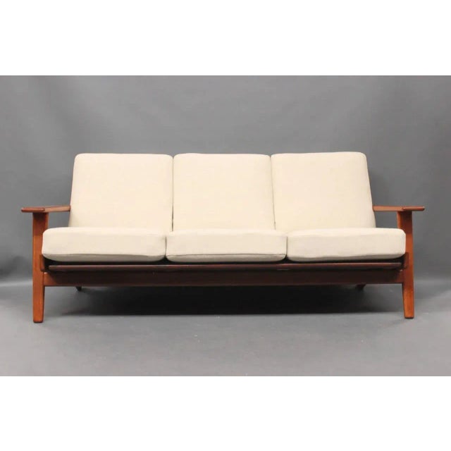 This GE290 three seater sofa was designed by Hans J. Wegner in the 1960s and manufactured by Getama around 1960. It is...