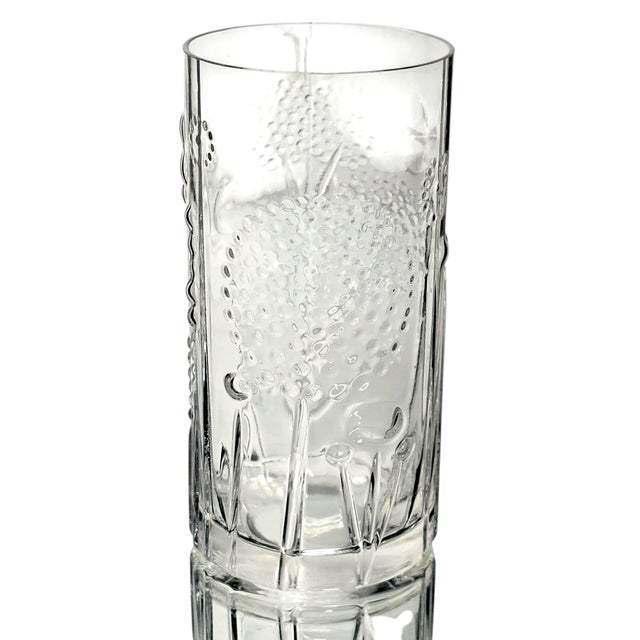 A masterpiece of Scandinavian glass artistry, this Iittala Finland Oiva Toikka Nuutajärvi Flora tumbler embodies elegance,...