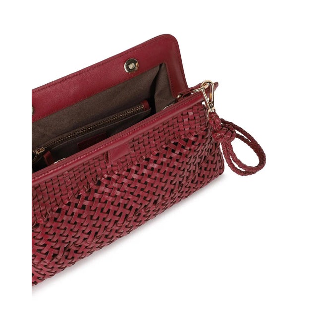 Frame clutch in woven wine leather. Lined with inside zipper pocket and detachable shoulder straps.