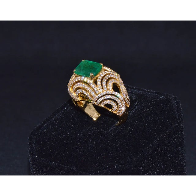 Contemporary Certified Natural 5.45Cts VS F Diamond Emerald 18K Solid Gold Dome Bombay Ring, size 6.75 For Sale - Image 3 of 12