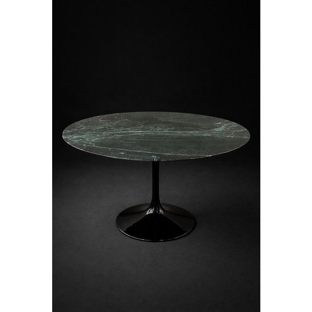 Round Tulip Table with Green Alpine Marble Top by Eero Saarinen for Knoll Inc. / Knoll International, 1980s For Sale - Image 3 of 12