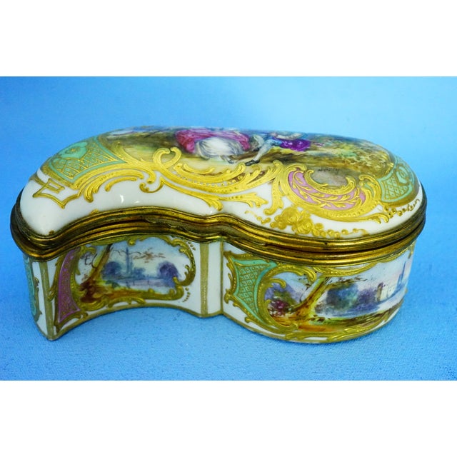 Measurements: height: 4.8 cm; width: 11.5 cm; depth: 6.6 cm item : a magnificent antique hard-paste porcelain jewelry box,...