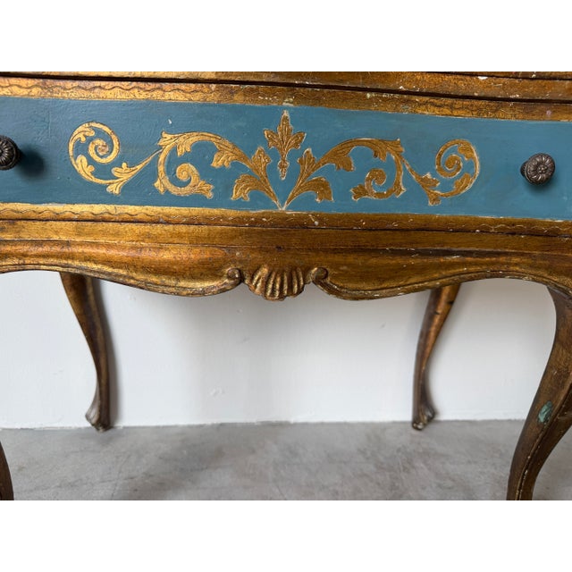 1950s 1950s Italian Hollywood Regency Giltwood & Teal Blue Three-Drawer Nightstand With Gold-Leaf Scrollwork For Sale - Image 5 of 12
