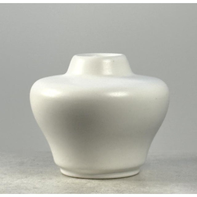 Small Ceramic Vase in White by Jan Bontjes Van Beek for Dr. Ing. Alfred Ungewiss, Germany, 1960s For Sale - Image 6 of 6