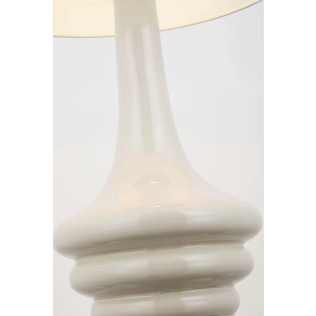 Transitional Chapman & Myers for Visual Comfort Signature Wallis Large Table Lamp in Ivory with Linen Shade For Sale - Image 3 of 5