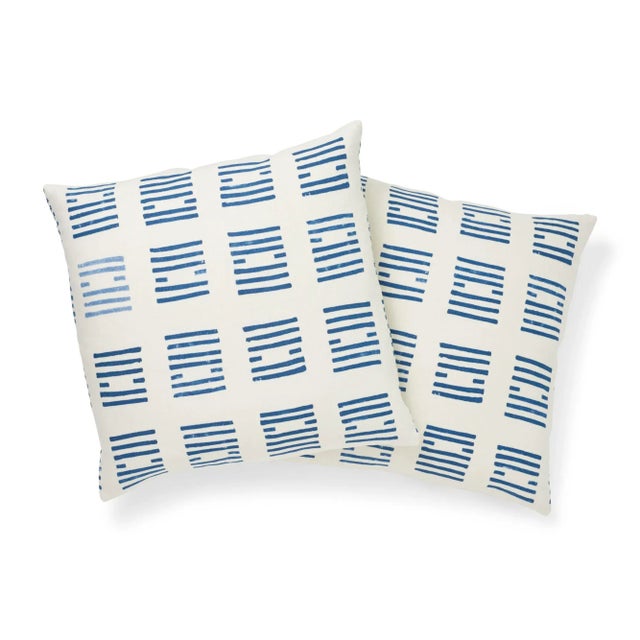 Contemporary Schumacher Tiasquam Pillow in Blue For Sale - Image 3 of 7