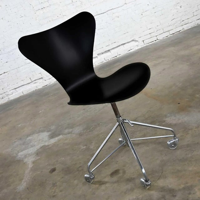 1990s Scandinavian Modern Arne Jacobsen Series 7 Black & Chrome Office Chair by Fritz Hansen For Sale - Image 5 of 13