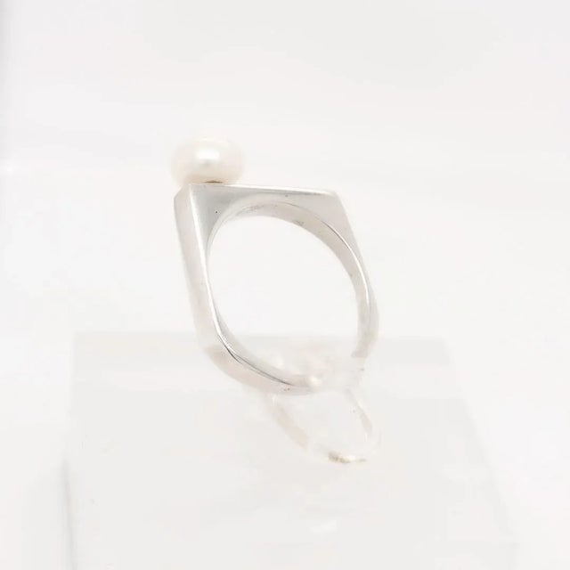 Modern Vintage Signed Wesley Emmons Bar Top Modernist Sterling Silver & Button Pearl Ring Size 5.5 For Sale - Image 3 of 12