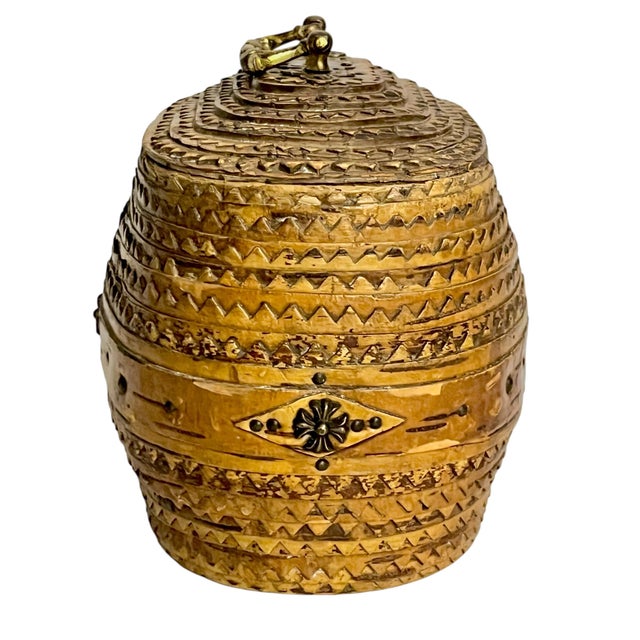 Early 20th Century Antique French Tramp Art Birch Box With Scalloped Edge For Sale - Image 5 of 17