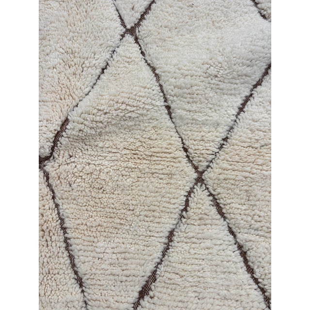 White Handwoven Moroccan Beni Ouarain Rug in Natural Wool with Diamond Pattern, 2010s For Sale - Image 8 of 12