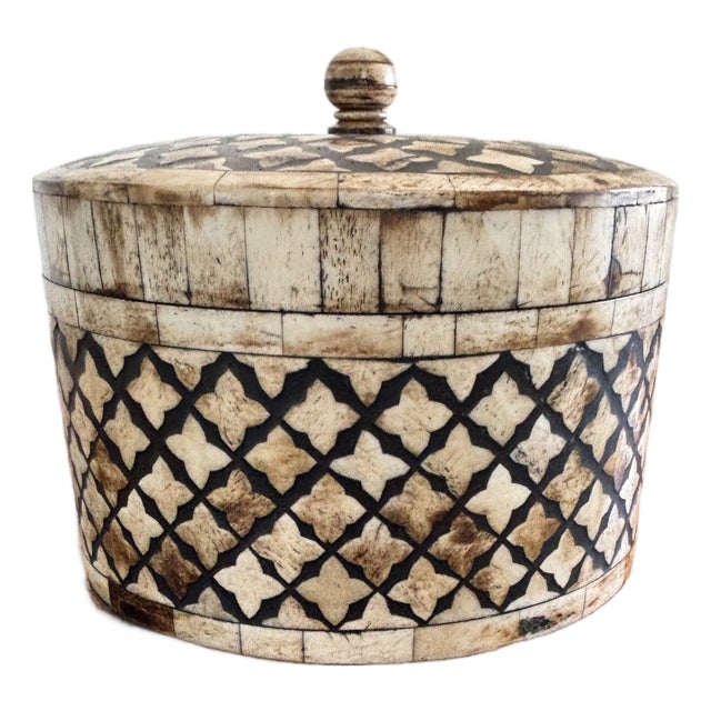 Maitland-Smith Tessellated Bone Lidded Box- Lattice Round Accent For Sale