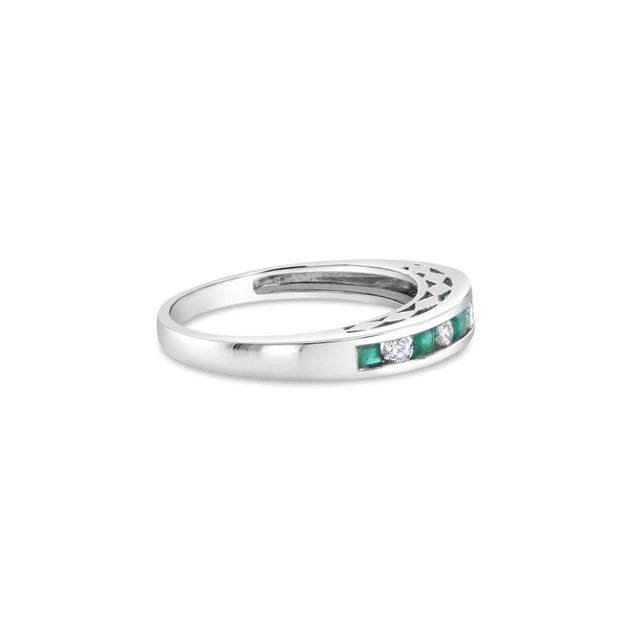 Contemporary Emerald & Diamond Diamond Wedding Band 14k White Gold, Size 5.5 For Sale - Image 3 of 6