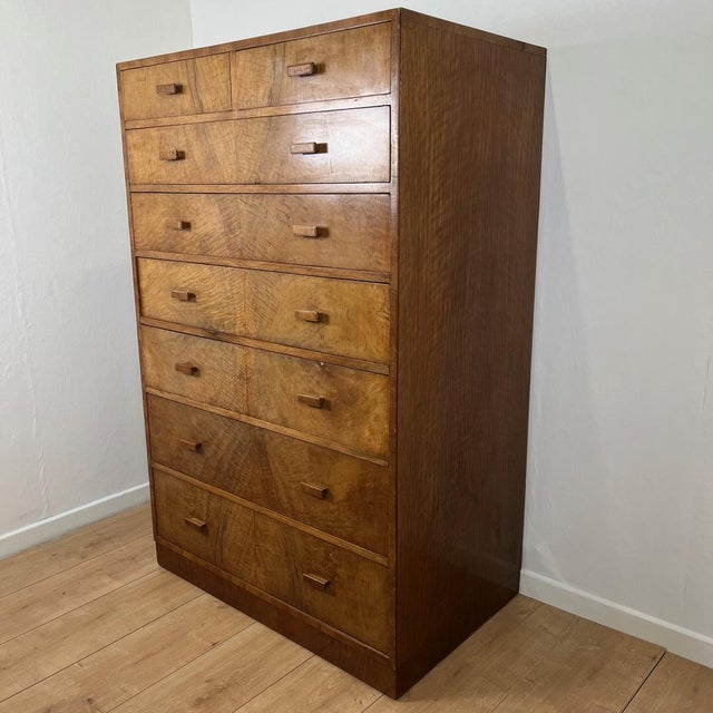 Rare high chest of drawers / chest of drawers in flamed walnut art deco, 1930/1940 Flamed walnut veneer, with symmetrical...