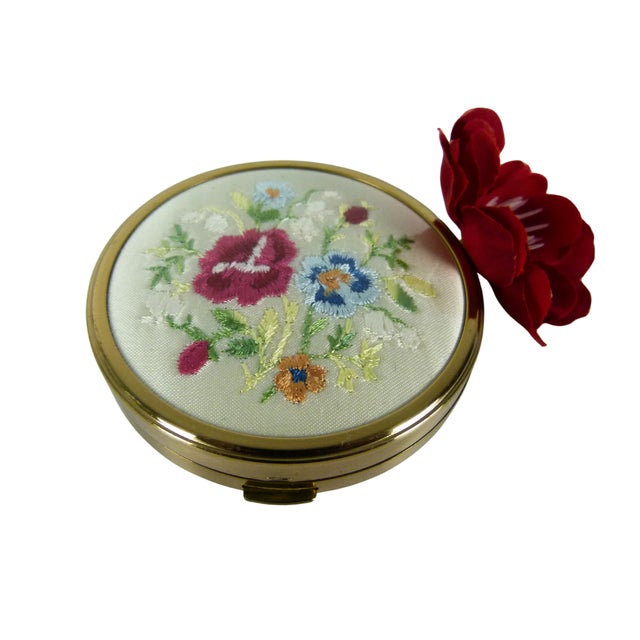 1950s 50s Margaret Rose Embroidered Powder Compact Made in England Original Box For Sale - Image 5 of 9