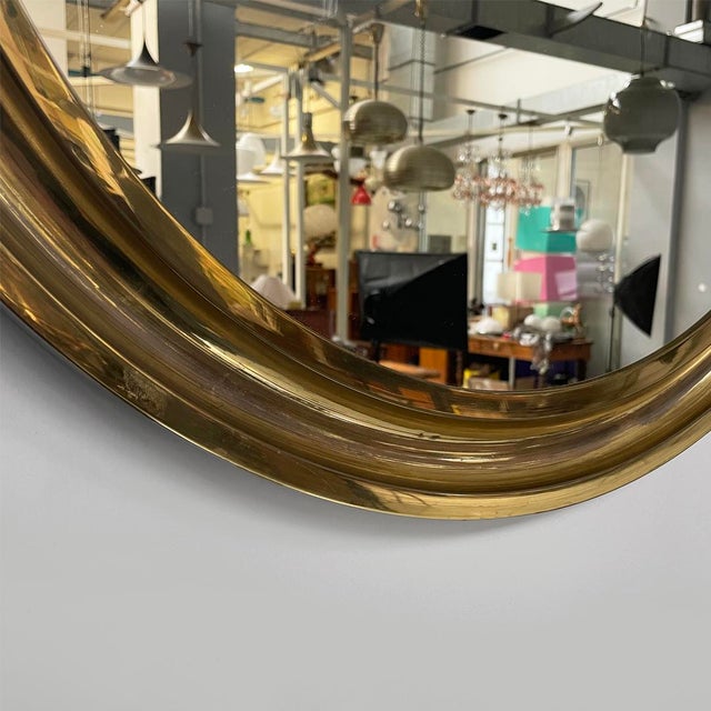 Gold Mid-Century Modern Italian Round Wall Mirror in Brass, 1950s For Sale - Image 8 of 10