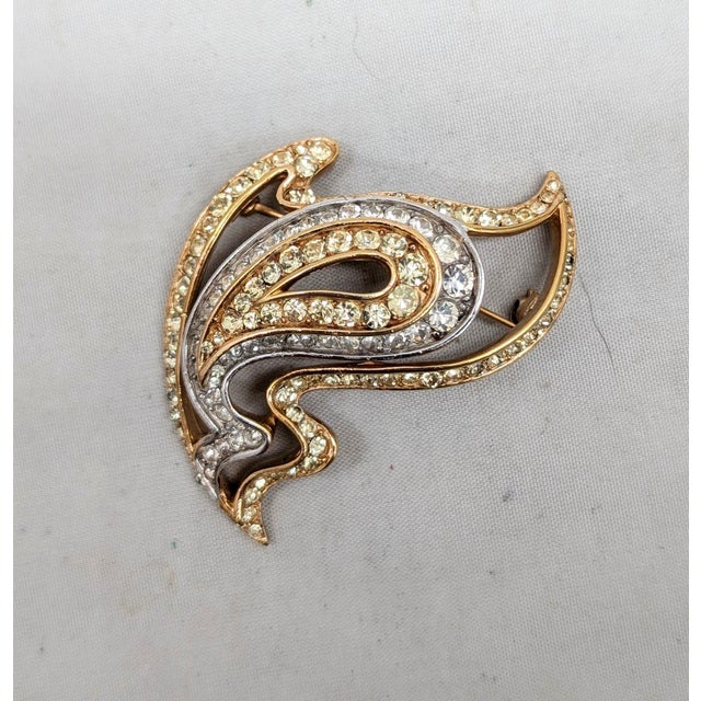 1960s Vintage 1960s Signed Crown Trifari Abstract Goldtone Faux-Citrine & Clear Rhinestone Brooch For Sale - Image 5 of 8