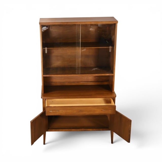 Wood Broyhill Saga Vintage Mid Century Modern Petite China Cabinet C. 1960s For Sale - Image 7 of 16