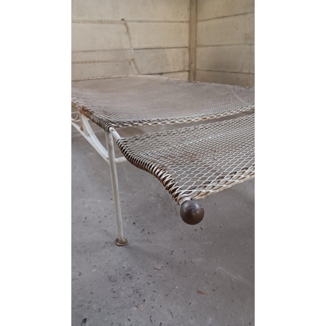 Ivory Mesh Metal Sun- or Daybed attributed to Jean Royère, 1930s-1940s For Sale - Image 8 of 10