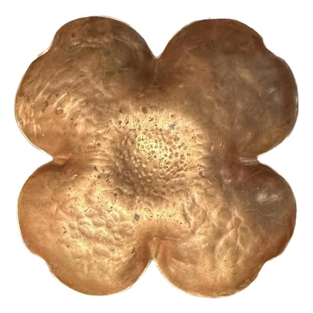 Vintage Arts & Crafts Hammered Copper Dogwood Blossom / Clover Dish / Vide Poche / Pin Tray For Sale