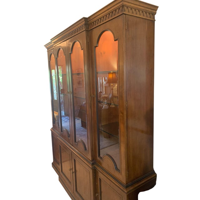 Traditional Henredon 18th Century Portfolio Georgian Lighted China Cabinet For Sale - Image 3 of 10