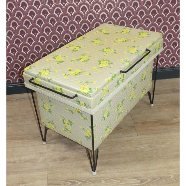 Stylish sixties original! Linen chest in magical 1960s design On fine string metal foot Corpus with washable cover, lid...