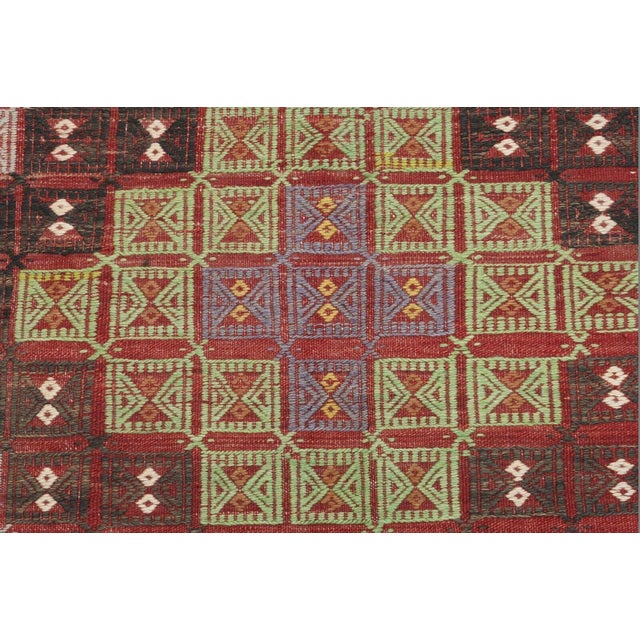 Salmon 1960s Salmon Coloured Oushak Kilim Rug - 60"x126" For Sale - Image 8 of 13