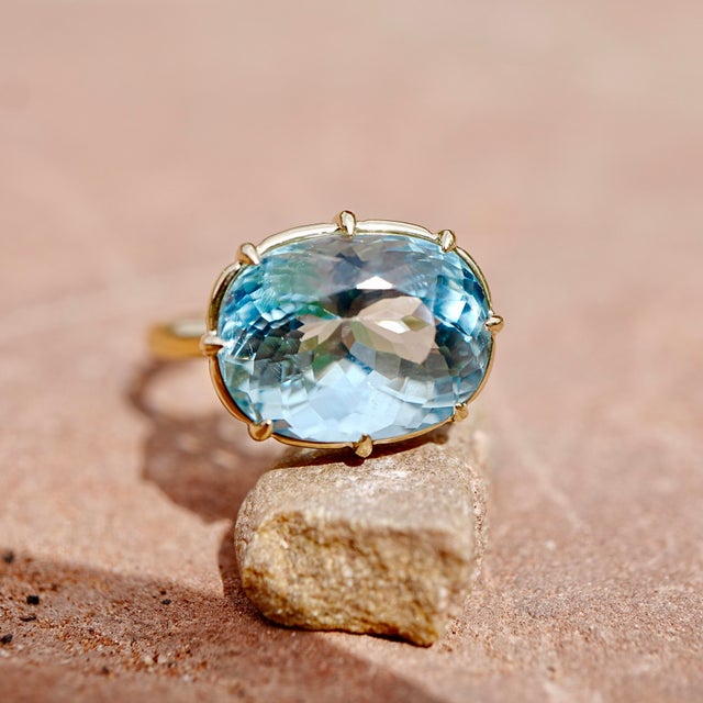 Contemporary Kai One-of-a-Kind Certified 7.31ct Santa Maria Aquamarine East-West Ring in 14k Gold Size 7 For Sale - Image 3 of 10